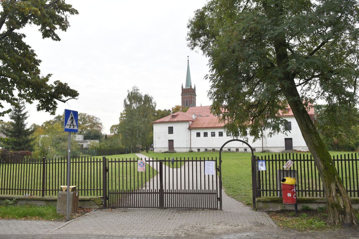 Rodzice puszczają dzieci na ulicę, bo… proboszcz wprowadził abonament za parking. "Gdzie teraz mamy parkować?"