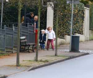 Donald Tusk z zięciem dźwigają gigantyczną choinkę. A za nimi drepcze Kasia z drugą. Wnusie premiera jak księżniczki