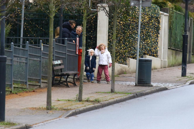 Donald Tusk z zięciem dźwigają gigantyczną choinkę. A za nimi drepcze Kasia z drugą. Wnusie premiera jak księżniczki
