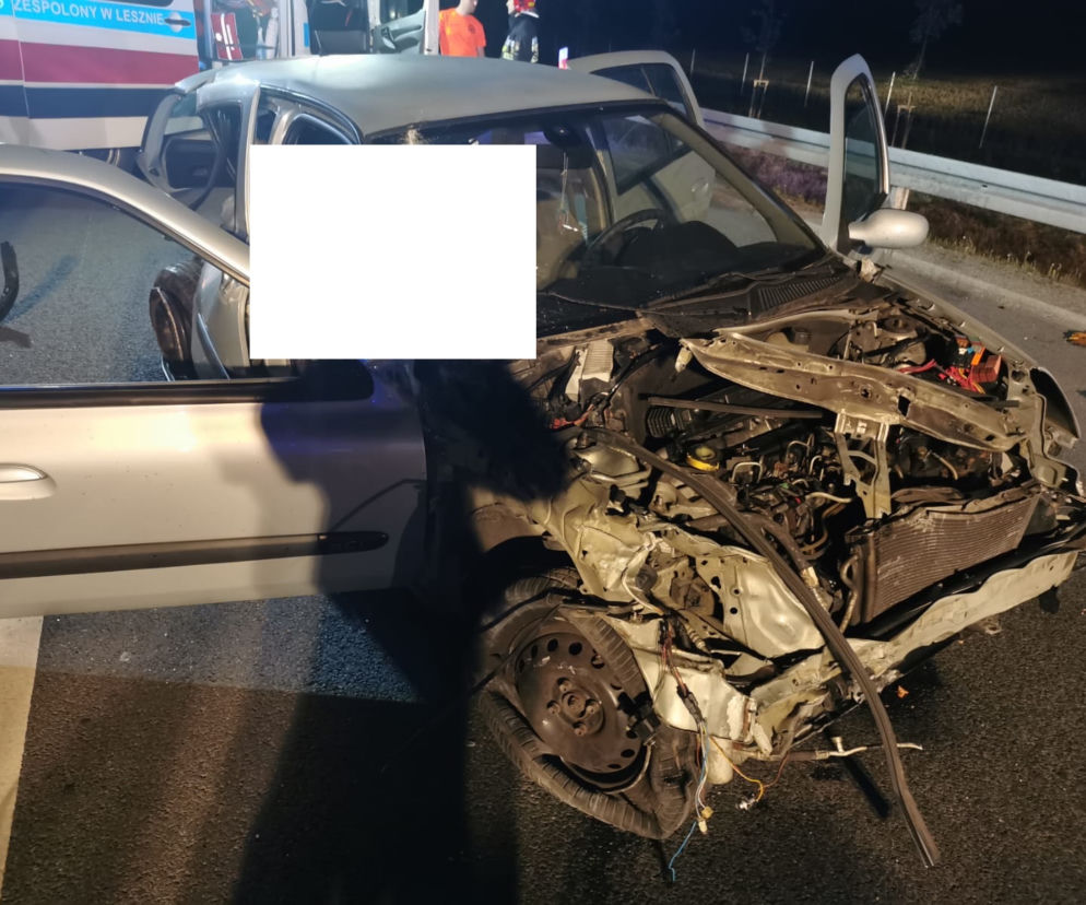 Tragedia na S5 pod Lesznem. Młody kierowca uderzył w bariery na drodze   