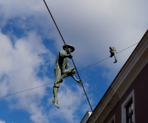 Sztukmistrz z Lublina już na swoim miejscy. Małpka też. Rzeźbę balansującą na linie nad Starym Miastem pod koniec stycznia obalił śnieg