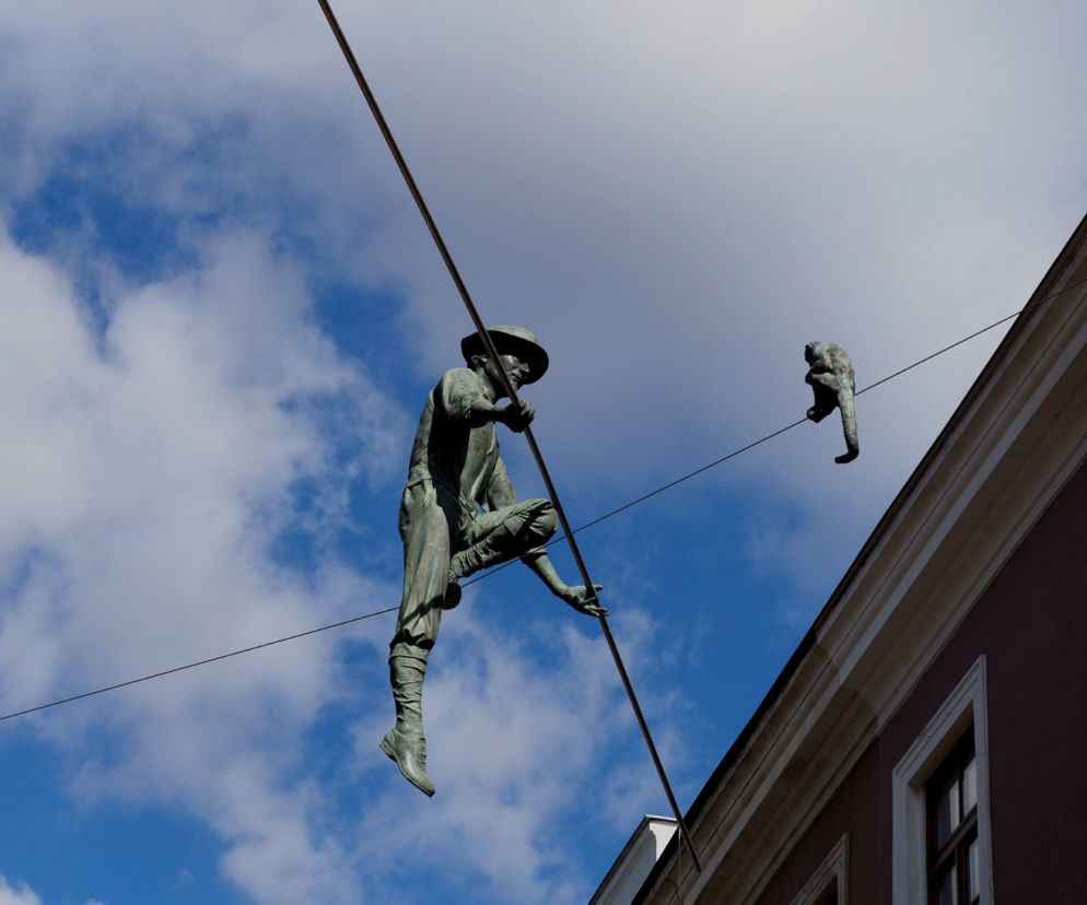 Sztukmistrz z Lublina już na swoim miejscy. Małpka też. Rzeźbę balansującą na linie nad Starym Miastem pod koniec stycznia obalił śnieg