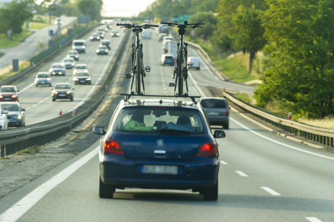 Rower spadł z dachu na trasie S7. Uszkodził 6 samochodów