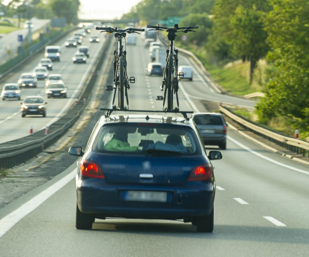 Z dachu auta spadł rower i uszkodził 6 pojazdów. Zaskakujący finał zdarzenia na trasie S7