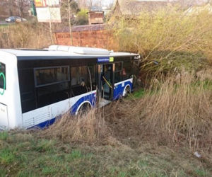 Kraków: Autobus zjechał z drogi i wpadł do rowu!