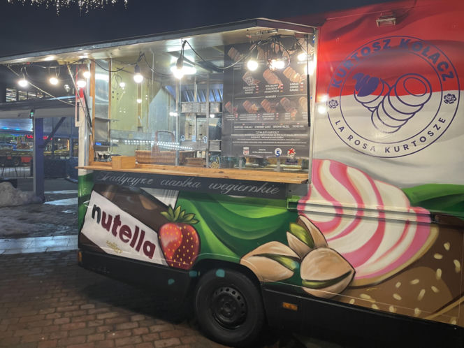 Pokémony, różowe gofry i zaskakujące różnice w cenach. Porównaliśmy łódzkie jarmarki