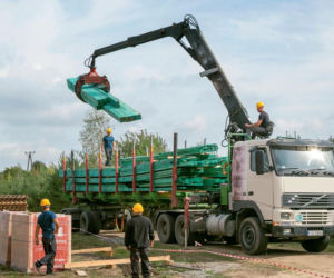 Prace prowadzone z działki sąsiada. Kiedy da się wejść na jego teren? 