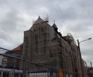 Na zewnątrz z pozoru nic się nie dzieje. W szkole i sali gimnatycznej SP nr 3 praca wre