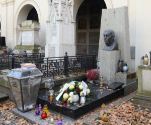 Groby sławnych Polaków w dzień Wszystkich Świętych