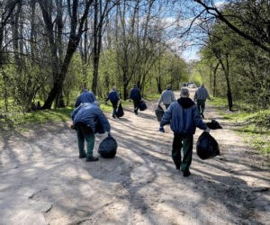 Osadzeni z siedleckiego Zakładu Karnego włączeni w akcję sprzątania terenów zielonych nad zalewem