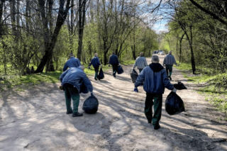 Osadzeni z siedleckiego Zakładu Karnego włączeni w akcję sprzątania terenów zielonych nad zalewem