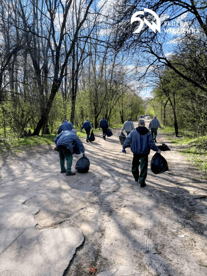 Osadzeni z siedleckiego Zakładu Karnego włączeni w akcję sprzątania terenów zielonych nad zalewem