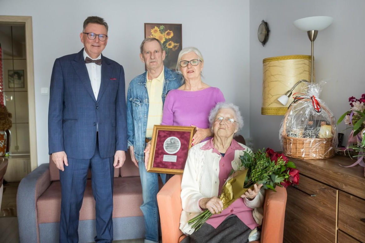 Ma 8 wnucząt i 11 prawnuków. Pani Joanna skończyła właśnie 100 lat i czerpie z życia garściami