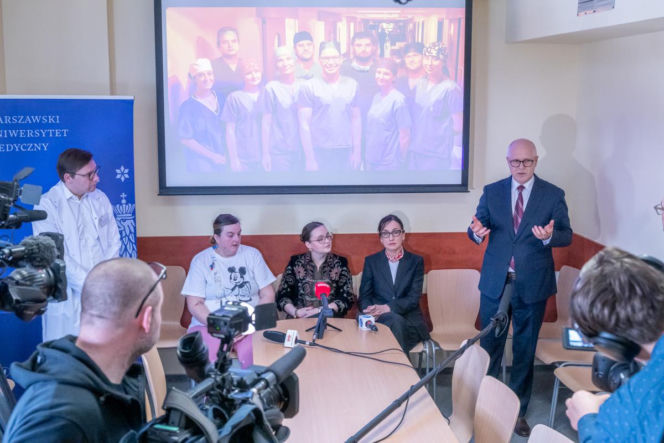 Lekarze WUM usunęli guza z wątroby poza ciałem. Pierwsza taka operacja w Polsce