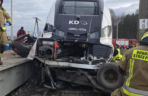 Koszmarny wypadek na torach pod Wrocławiem. Z busa została miazga