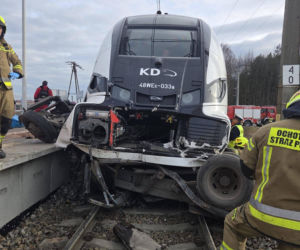 Koszmarny wypadek na torach pod Wrocławiem. Z busa została miazga