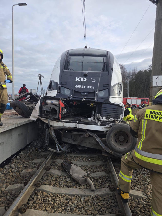 Koszmarny wypadek na torach pod Wrocławiem. Z busa została miazga
