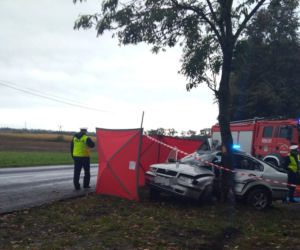 Tragedia pod Brodnicą. W Czekanowie kierowca osobówki UDERZYŁ W DRZEWO!