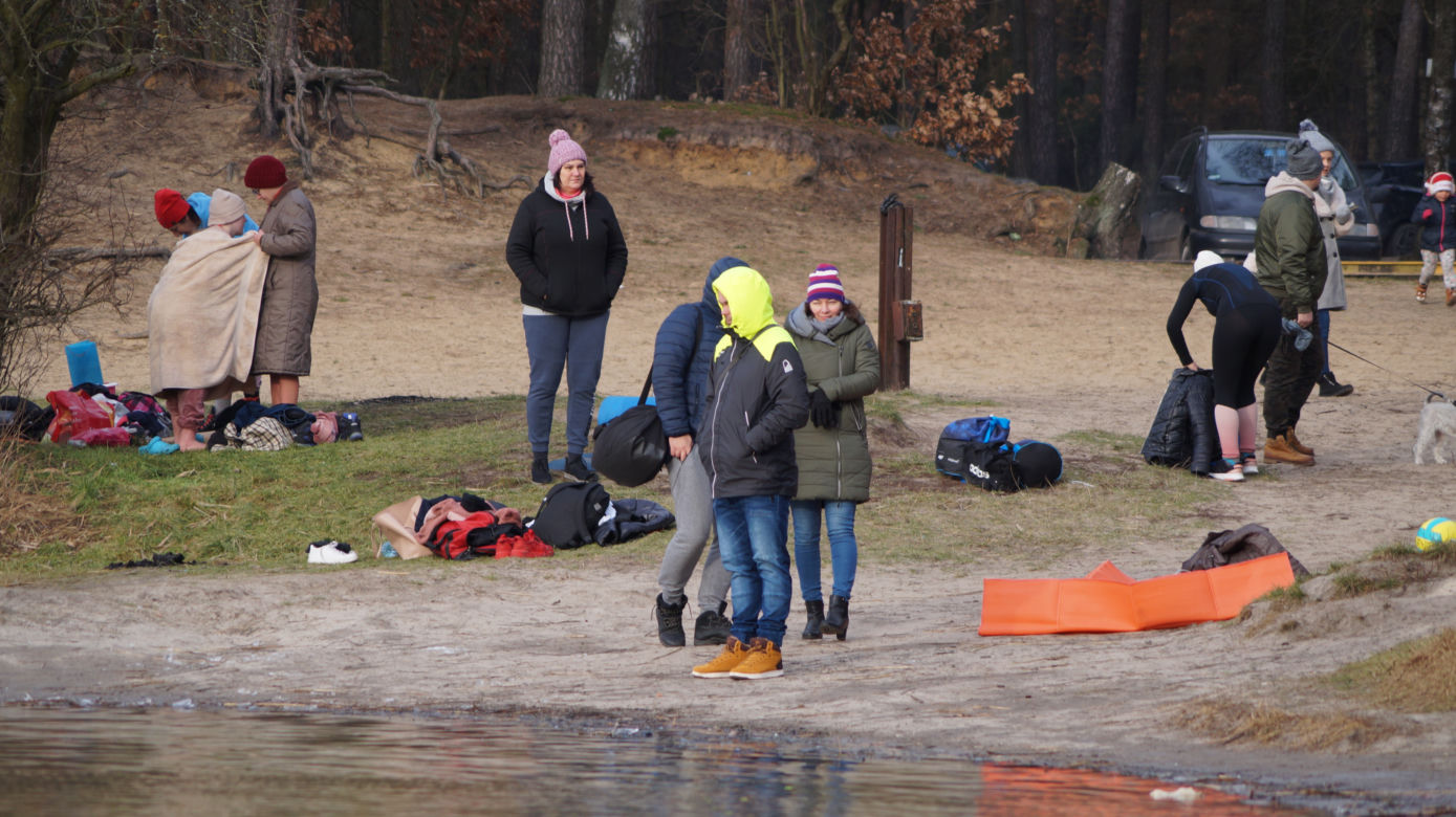 Zimna kąpiel morsów w podbydgoskich Pieckach [ZDJĘCIA]