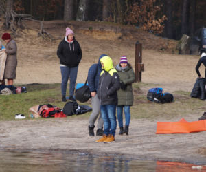Zimna kąpiel morsów w podbydgoskich Pieckach [ZDJĘCIA]