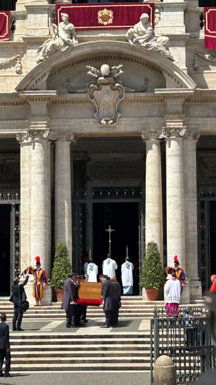Kondukt żałobny przejechał przez Rzym. Ostatnia droga papieża Franciszka