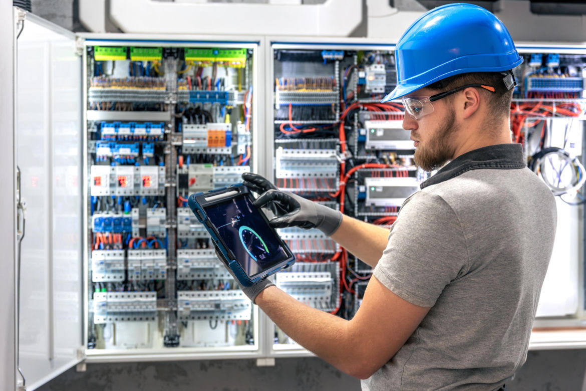Elektrycy, elektromechanicy i elektromonterzy (deficyt w 294 powiatach)