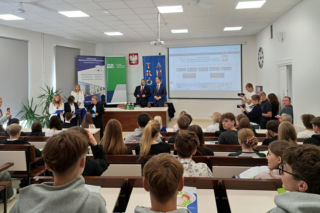 Przed pierwszą pracą musisz to wiedzieć: Lekcja z ZUS chroni przed pułapkami 