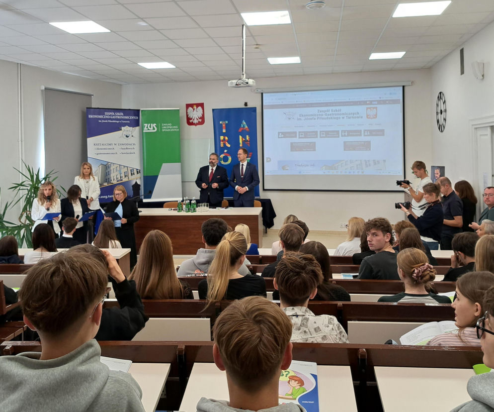 Przed pierwszą pracą musisz to wiedzieć: Lekcja z ZUS chroni przed pułapkami 