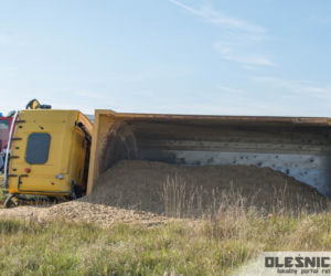 Citroen zderzył się czołowo z wywrotką. Groźny wypadek pod Oleśnicą
