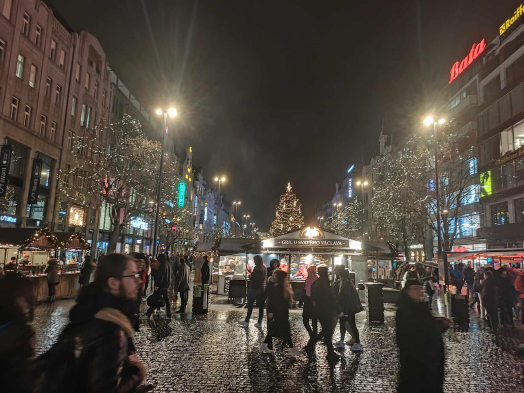 To jeden z najpopularniejszych jarmarków bożonarodzeniowych na świecie! Jak wygląda świąteczna atmosfera w Pradze?