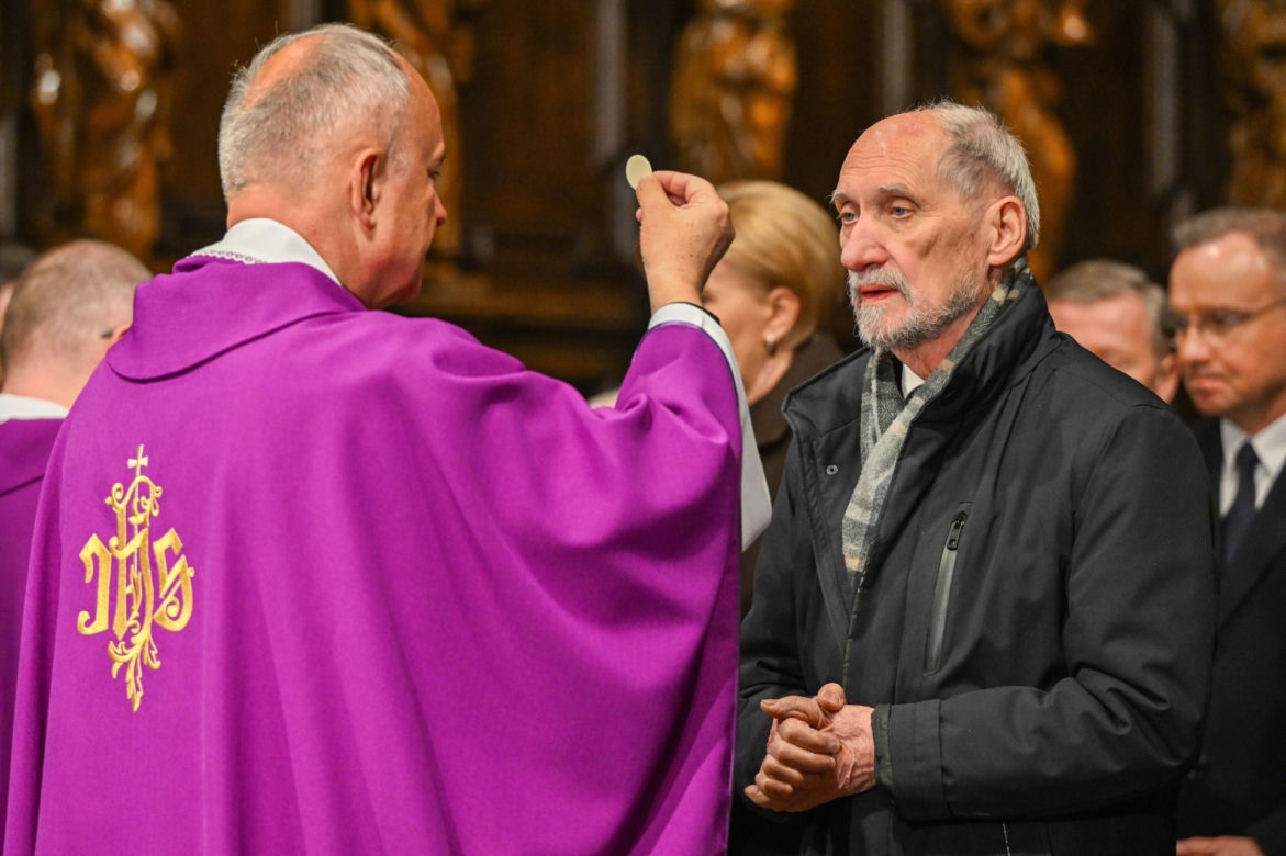 Kaczyński ściśnięty w tłoku pod pomnikiem smoleńskim