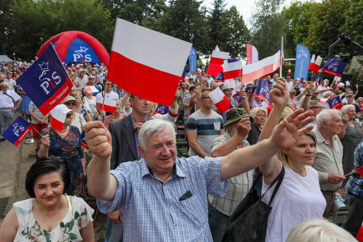 Jarosław Kaczyński z dzidziusiem na rękach ależ on go tuli 