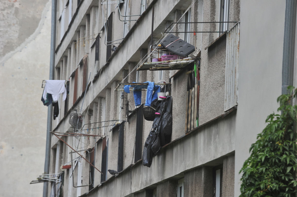 Tragiczne warunki mieszkalne w Warszawie. "W pokoju robactwo, a w piwnicach szczury"