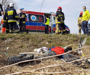 Pędził bez opamiętania, zderzył się z busem
