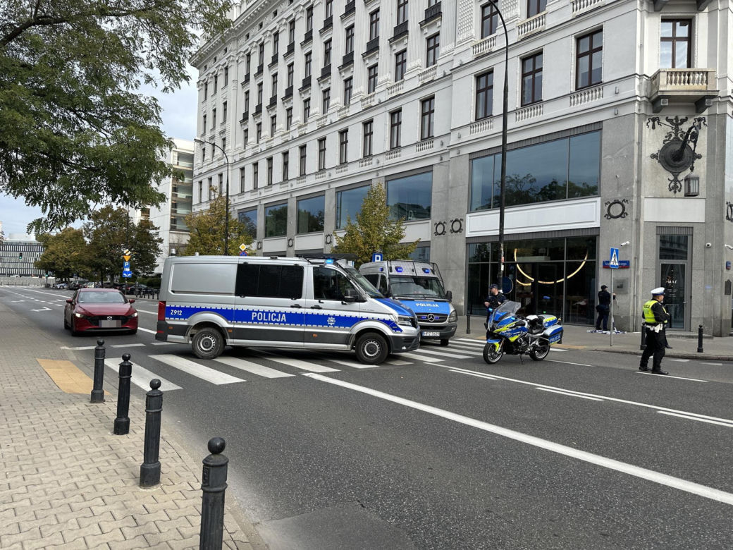 Pilna ewakuacja w centrum. Mężczyzna wszedł na pomnik smoleński i grozi wysadzeniem