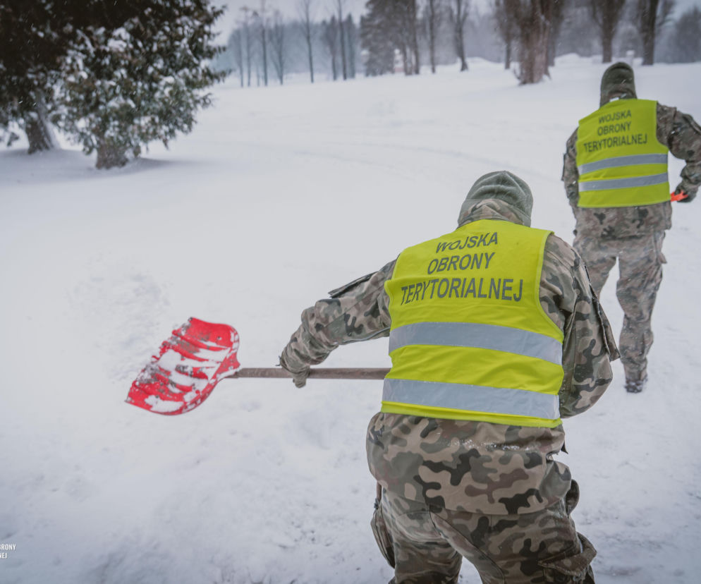 Zima sparaliżowała woj. lubelskie. Wojsko pomaga odśnieżać ulice Zamościa