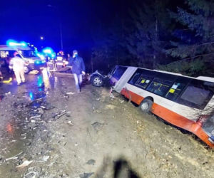 Śmiertelny wypadek w Gdańsku w piątek, 12.03.2021 r. Samochód osobowy zderzył się z autobusem