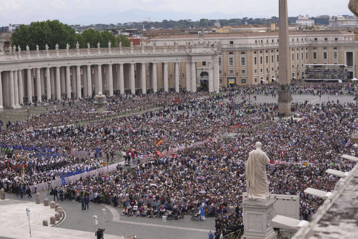 Leon XIV podczas modlitwy Regina Caeli zaapelował o modlitwę o powołania i odwagę dla młodych ludzi