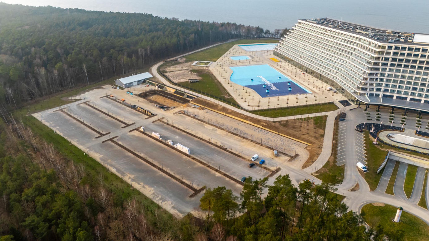Hotel Gołębiewski w Pobierowie przypomina z daleka ogromny okręt pasażerski
