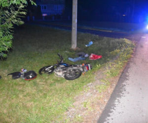 Zabawa. Pijany motorowerzysta uderzył w betonowy słup. Ma złamane kości czaszki i żebra