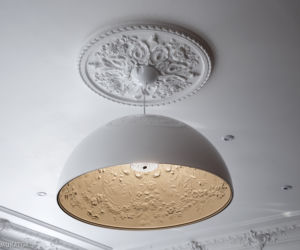 Dekoracyjna sztukateria i stylowa lampa na suficie
