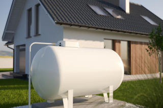 Zbiornik na gaz płynny - formalności. Jakie koszty ogrzewania domu gazem ze zbiornika?