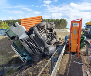 Poważny wypadek na A1 koło Torunia. Ciągnik siodłowy z naczepą przewrócony na wysokości MOP Nowy Dwór