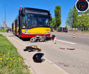 Motocyklista zderzył się z autobusem miejskim na Łopuszańskiej