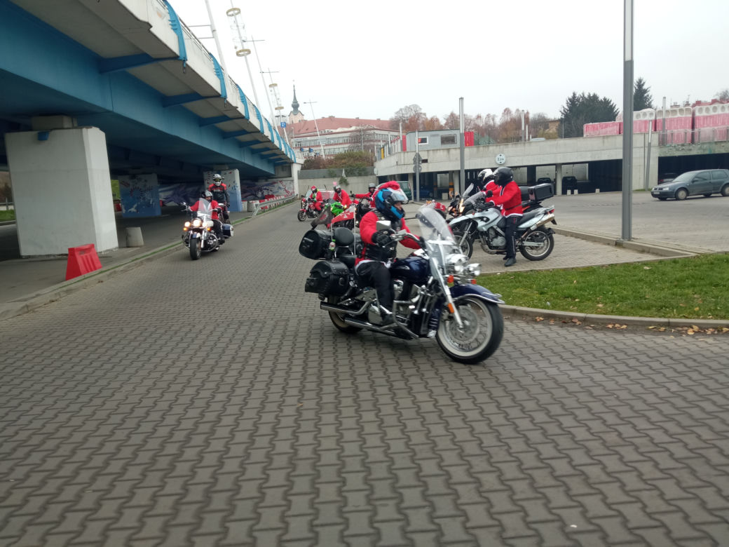 Motomikołajki Podkarpacie 2022. W sobotę Mikołaje wyjechali do Domu Dziecka w Nienadowej