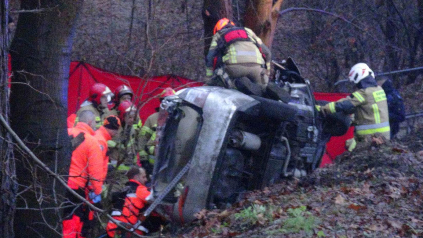 Koszmarny wypadek pod Warszawą. Taksówka owinęła się o drzewo. Kierowca cudem uszedł z życiem!
