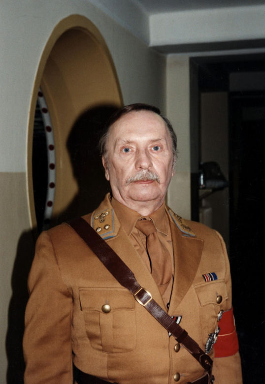 Wojciech Pokora odzywa się z zaświatów i siada z żoną w fotelu