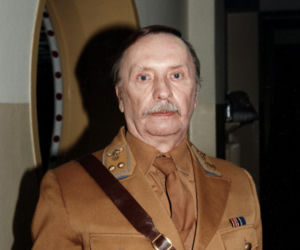 Wojciech Pokora odzywa się z zaświatów i siada z żoną w fotelu