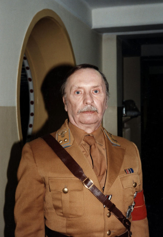 Wojciech Pokora odzywa się z zaświatów i siada z żoną w fotelu