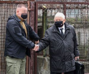 Naczelnik założył maskę